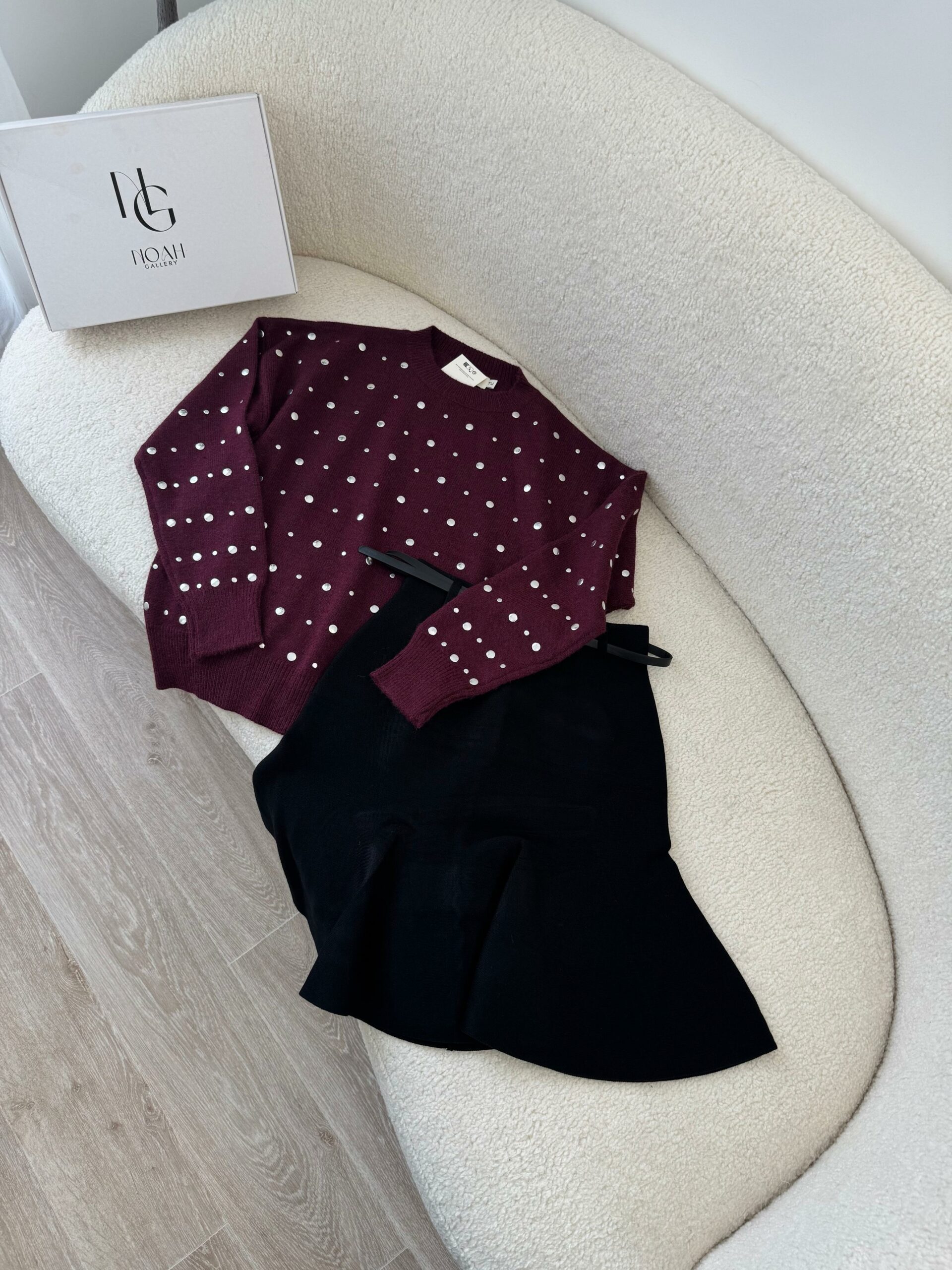 Pull Bordeaux Clouté – Image 2