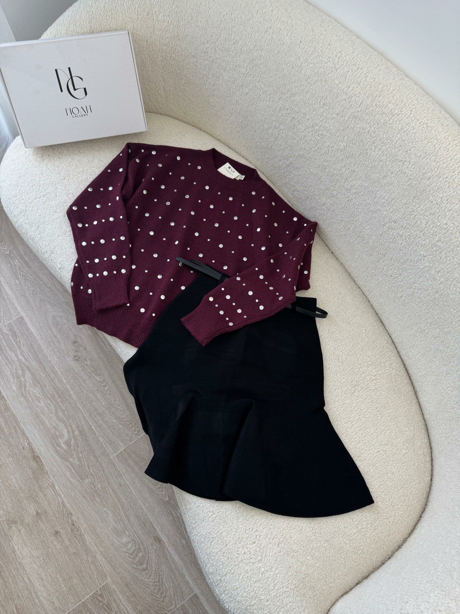 Pull Bordeaux Clouté – Image 3