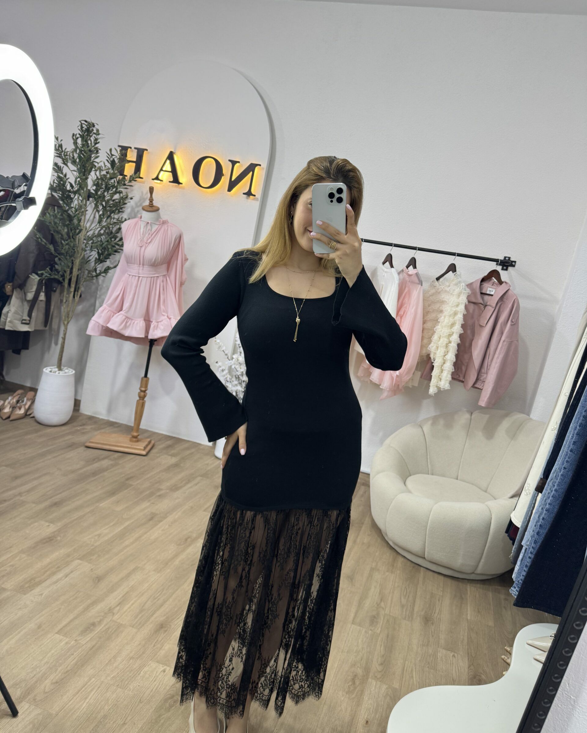 Robe Noire Dentelle Élégance - NOAH